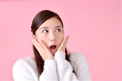 原因を知って驚く女性
